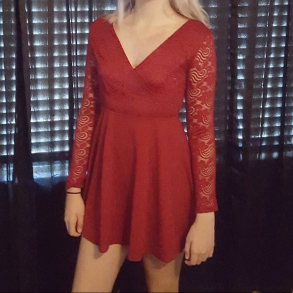 Windsor burgundy homecoming dress. - Picture 3 of 7